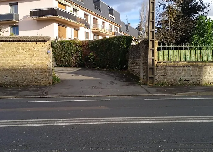 Apartment L'appt Du Vieux Qui Ne Voulait Pas Feter Son Anniversaire